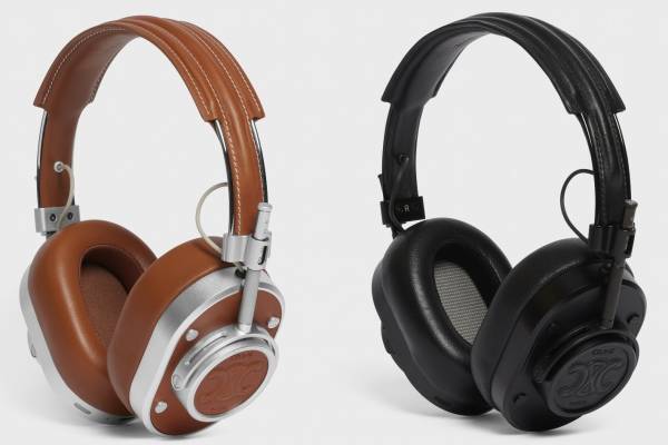 セリーヌ×マスター アンド ダイナミックのワイヤレスヘッドフォン、トリオンフマークやロゴを両耳に