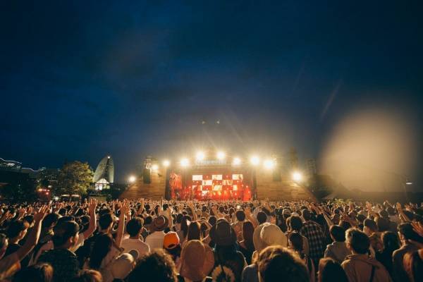 野外音楽フェス「グリーンルームフェスティバル'24」横浜赤レンガ倉庫で、トーンズ・アンド・アイら出演