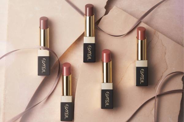 エクセル24年夏コスメ、“ニュアンスベージュを極めた”美容液リップ「リップ ステディ」全5色
