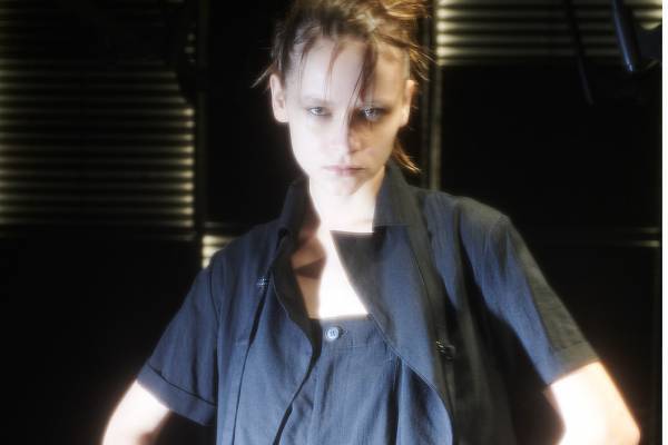 リミ フゥ 2024年春夏コレクション、影と光が入り混じる世界の中で