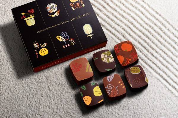 パティシエ エス コヤマの24年バレンタイン、茶葉×フルーツの“香り”を楽しむショコラアソートなど