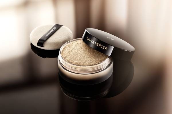 ローラ メルシエ24年春ベースメイク、"毛穴レスな肌を叶える”人気ルースパウダーに限定ビッグサイズ