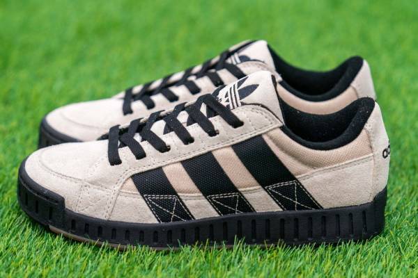 アディダス オリジナルス90年代の名作スニーカー「ロースーツ」が復刻、スエード素材アッパーで