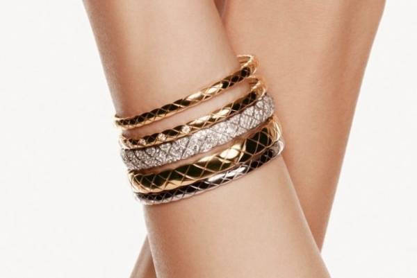 シャネル「ココ クラッシュ」新作ミニブレスレット、細身のゴールドに輝くダイヤモンド＆キルティング