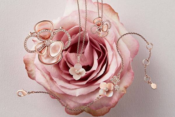 ヴァンドームブティック24年春アクセサリー、"ピンクシェル煌めく”フラワー型ブローチやネックレス