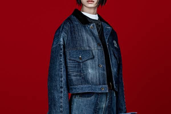 ミュウミュウ“ブラックの花刺繍”リメイクデニム - ジャケット＆ヘアアクセ、パッチワークの革バッグも