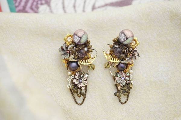 京都発“ピアスのようなイヤリング”「ぴあり」源氏物語の作者・紫式部モチーフのガラスジュエリー