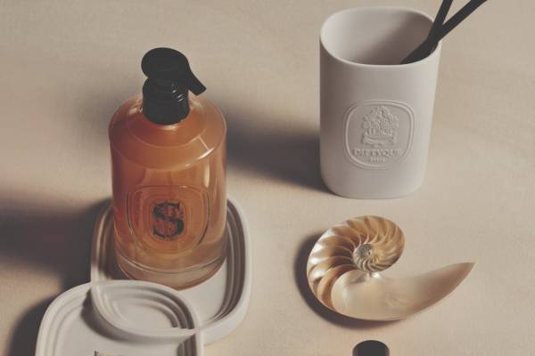 ディプティック初のバスルームアイテム、“貝殻”モチーフの磁器製キャンドルホルダー＆石鹸置きなど