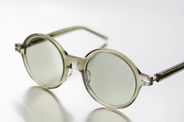 イッセイ ミヤケ アイズのサングラス「ジオメトリー」新色ピンクベージュ＆カーキ、幾何学フォルムの2型