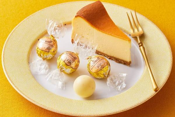 リンツの人気チョコ「リンドール」“まるでチーズケーキ”な新作、ビスケット入りホワイトチョコで包んで