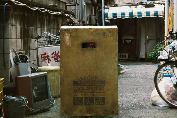 映画『箱男』安部公房の同名小説を実写化、主演・永瀬正敏が“ダンボールを被った箱男”に