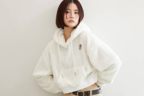 スナイデル限定フィラ“クロップド丈”パーカー＆パンツ、淡いアイボリーの厚底スニーカーも