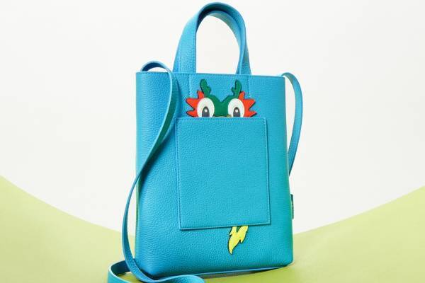 マルベリー“ドラゴン”が顔を出すレザーバッグや革小物、明るいカラーブロックの「クロベリー トート」も