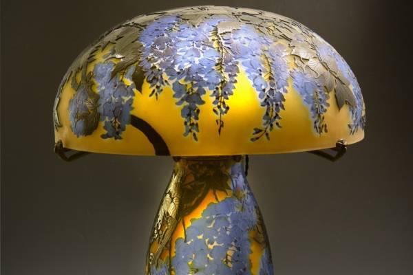 “歯科医が厳選”仏ガラス芸術作品の展覧会が横浜・みらい美術館で、エミール・ガレのランプなど展示