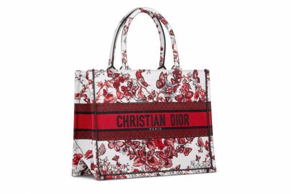 ディオール“蝶と花”が描くハートのアイコンバッグ「ディオール ブックトート」など、ピアスやシューズも