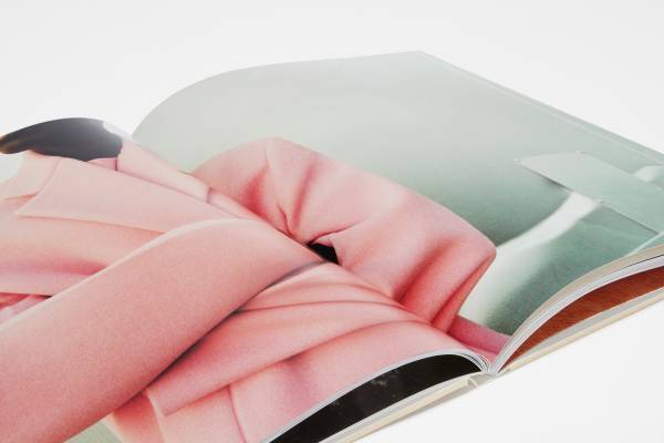 ジル サンダーの写真集『マンチェスター』2023年秋冬コレクションの世界観を捉えて