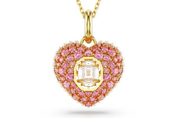 スワロフスキーの24年バレンタインジュエリー、揺れて煌めく“ダンシングストーン”のネックレスなど