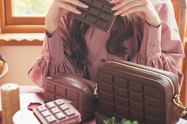メゾン ド フルール24年バレンタイン、"板チョコ”モチーフのショルダーバッグやポーチなど