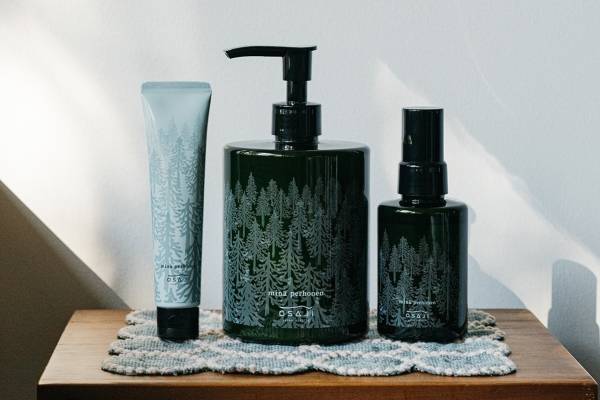 オサジ24年春コスメ「ミナ ペルホネン」コラボの限定ボディミルクなど、“北欧の森”デザインと香りで