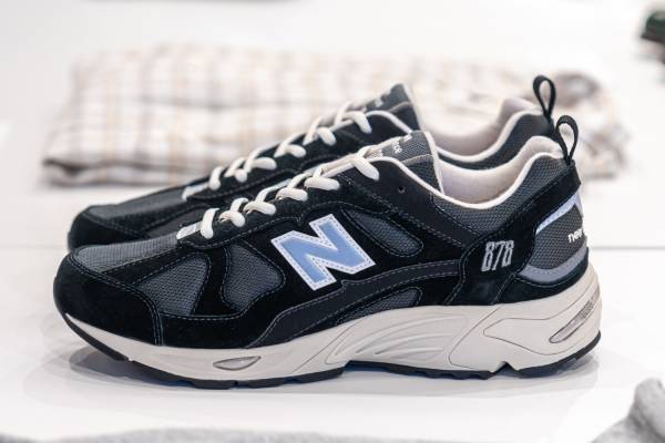 ニューバランス“ダークトーン”の「878」スニーカー、ビューティー＆ユース ユナイテッドアローズ限定で
