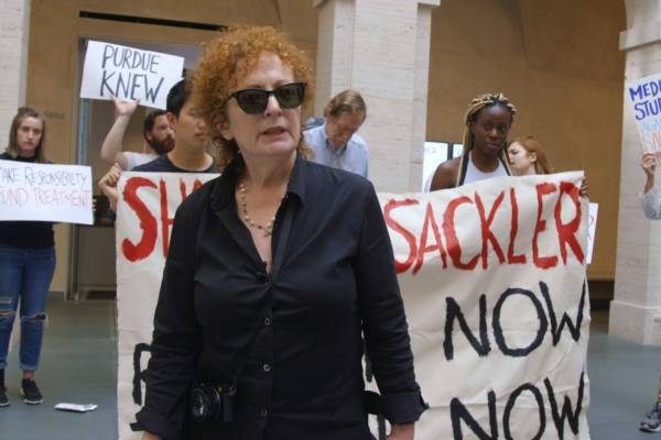 映画『美と殺戮のすべて』写真家ナン・ゴールディンと巨大資本との闘い、彼女の人生を辿るドキュメンタリー