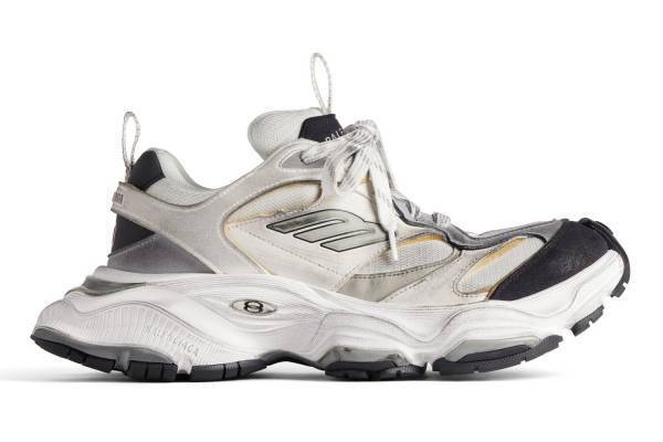 バレンシアガ24年新スニーカー「カーゴ」“横にはみ出る”極厚ソール×スポーティーなアッパー