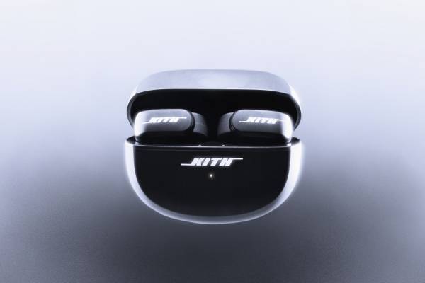 KITH×BOSE“イヤーカフ型”ワイヤレスイヤホン、マットブラックボディに初のコラボロゴを採用