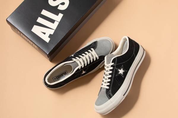 コンバースの人気スニーカー「ワンスター」"ブラック×グレー”のバイカラーで、70年代ディテールを再現
