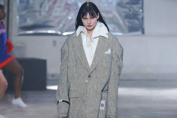 メゾン ミハラヤスヒロ 2024年秋冬コレクション - 都市の廃墟、ダイナミックな足取り