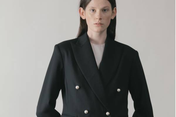 チノのブラックフォーマルウェアに新作、パールボタン付きダブルジャケットやワイドパンツなど