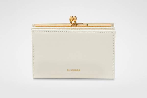 ジル サンダーの24年春夏ウィメンズレザー財布、メタリックな“がま口”や二つ折りのミニウォレットなど