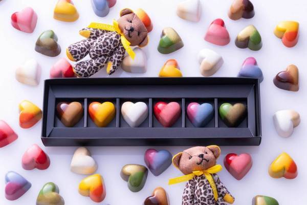 コンラッド大阪の24年バレンタイン“カラフルなハート型”チョコアソート、バニラ×塩キャラメルなど