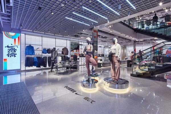 「ナイキ 心斎橋」大阪に - シューズ・アパレルまで3フロア、“オオサカ”ロゴ限定シューレースも