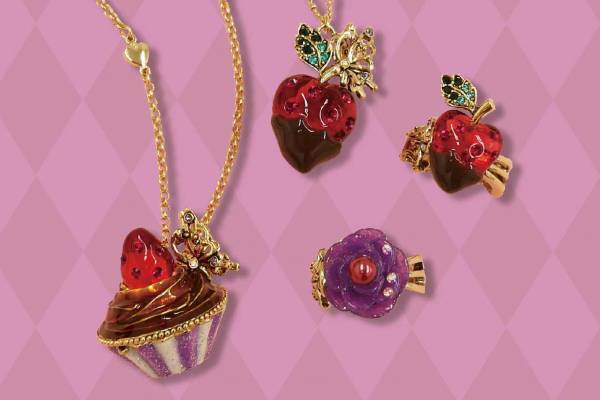 アナ スイ“スイーツ”モチーフの24年バレンタインアクセサリー、苺×とろけるチョコのネックレスなど