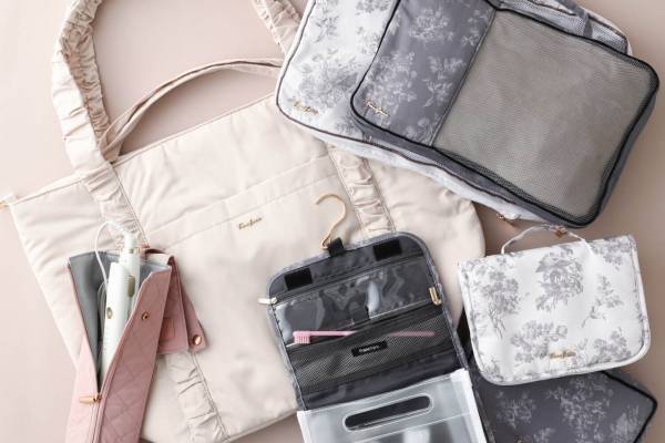 フランフランのトラベルグッズ“パッキングの悩みを可愛く解決”、花柄の圧縮バッグ＆ヘアアイロンケース