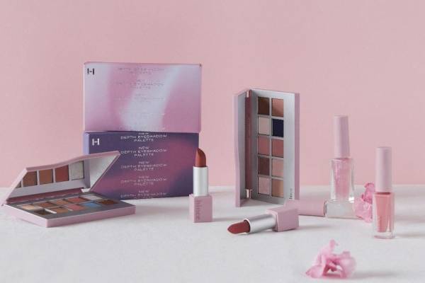 ヒンス「お花見」着想の24年春コスメ、“水面にきらめく夜桜”10色アイパレ＆花びらピンクのリップ