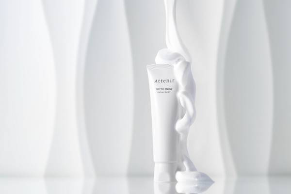 アテニアの美白スキンケアライン「ドレススノー」24年春、キメ細やかなクリーミィ泡洗顔料でくすみをオフ