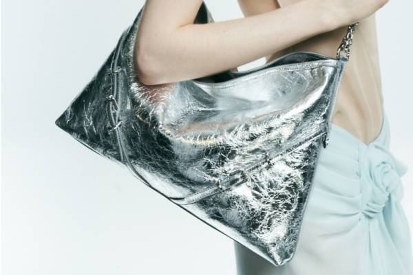 ジバンシィ24年春夏バッグ「ヴォワイユー チェーン」“シルバーorゴールド”煌めくダブルチェーン