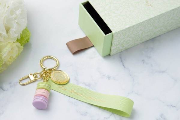 スクレ by ラデュレ“マカロン連なる”限定キーホルダー、淡いグリーンのアラベスク柄ボックスで