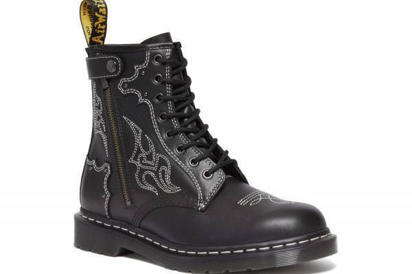 ドクターマーチン“ウエスタン”刺繍＆ガンメタルの金具を配した「1460」ブーツ、ローファーやバッグも