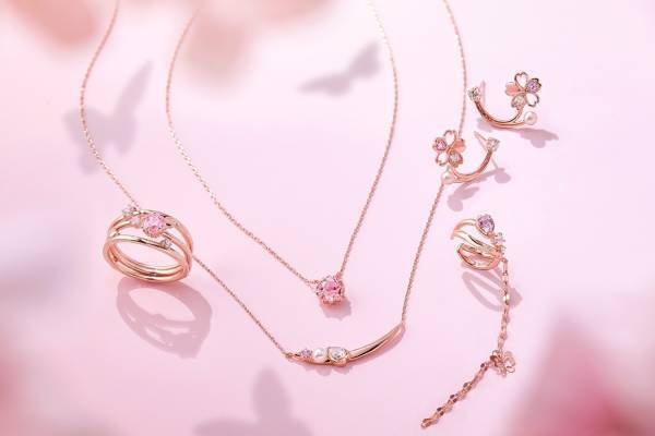 カナル 4℃の24年春ピンクジュエリー、“満開の桜”ネックレスや蝶が舞うイヤーカフなど
