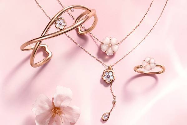 4℃“ふっくら桜カット”のローズクォーツジュエリー、ピングゴールドのネックレスやリング