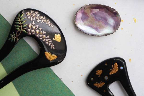 『源氏物語』藤壺イメージの着物アクセサリー“愛の和歌付き”藤色の帯留＆かんざし、銀座もとじ限定で