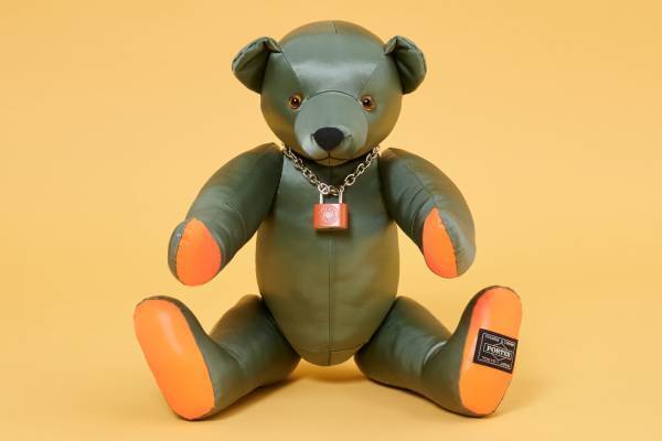 ポーターの24年グリズリーベア「タンカー」セージグリーン素材＆希少な“グラスアイ”を使用