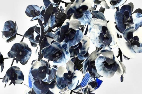 「デニム胡蝶蘭」岡山・井原の老舗「青木被服」が製作、ブリーチデニムやホワイトデニムを使用