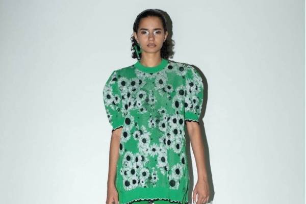 オダカの24年春夏、ニット仕様のコルセット＆マーガレット咲き乱れるプルオーバーニットなど