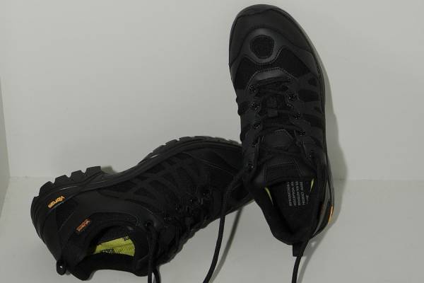 クラネ×リプロダクションオブファウンド、撥水メッシュ×のシンセティックレザーのスニーカー