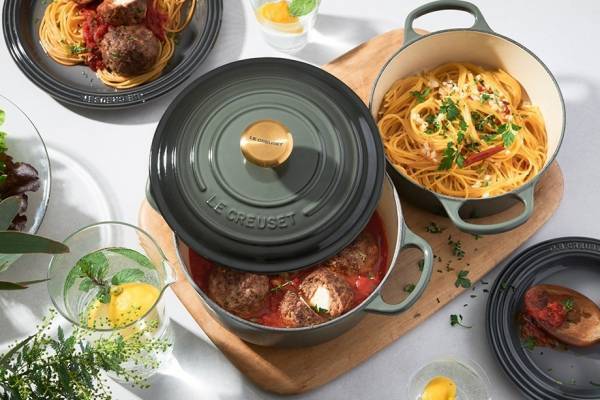ル・クルーゼ“ハーブ”着想カラーの鍋「タイム」、ココット・ロンドなどがグリーングラデカラーに