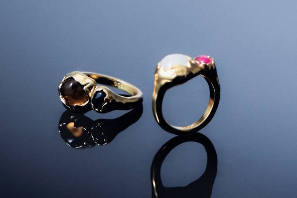 COSのバレンタインジュエリー、クリアクォーツ＆タイガーアイのピンキーリングや半貴石のピアス