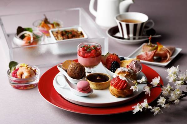 東京ステーションホテル春限定「いちごアフタヌーンティー」苺たっぷりムースケーキ＆ピスタチオクレープ